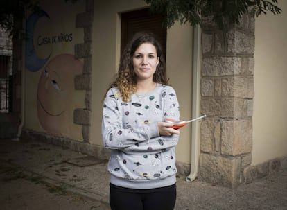 Laura García, de 26 años, es maestra en la Casa de Niños de Torremocha del Jarama. Se mudó con sus padres desde Malasaña cuando solo tenía siete años. Aunque está feliz con la vida de pueblo, está estudiando oposiciones para encontrar estabilidad laboral y vivir más cerca del centro de la capital: "Lo que llevo peor de vivir aquí es que tardo una hora y cuarto en llegar en bus a Madrid".