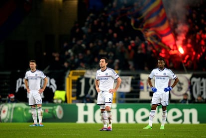 Cahill, Lampard y John Obi Mikel, cabizbajos tras encajar un gol en la recta final del partido.