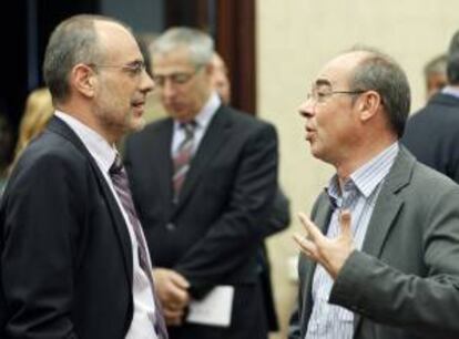 El portavoz de Esquerra Republicana de Cataluña, Joan Ridao (i), junto a su homónimo del Bloque Nacionalista Galego (BNG), Francisco Jorquera, departen durante un pausa de la Diputación Permanente del Congreso de los Diputados. EFE/Archivo