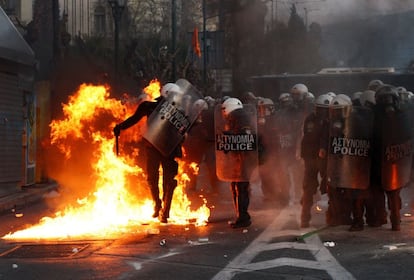 Artefactos explosivos caseros en las protestas de Atenas.