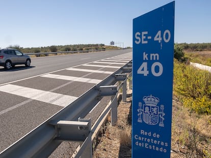 Autovía SE-40 a su paso por la localidad de Almensilla, Sevilla.
