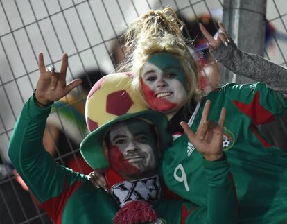 Aficionados de México entes del partido ante Chile.