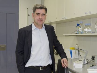 Laureano Simón, fundador de Oncomatrix, en su laboratorio.