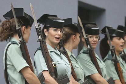 Un grupo de Guardias Civiles charla durante el acto.