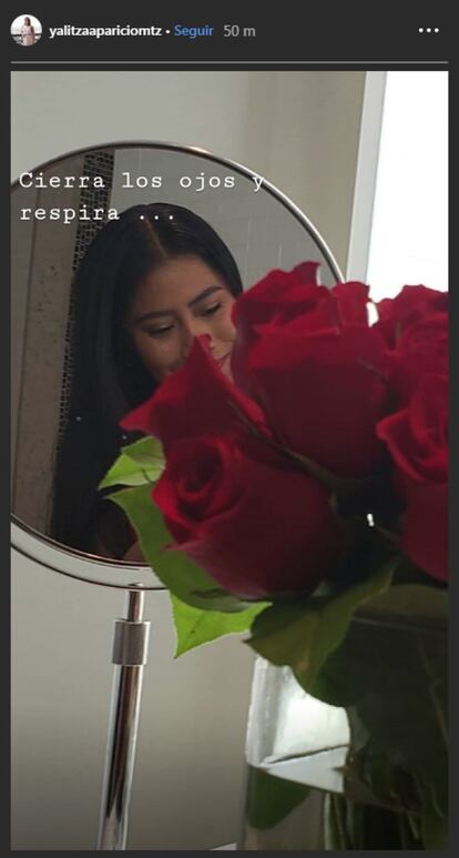 Yalitza Aparicio ha colgado una foto con un gran ramo de rosas rojas en la que se lee: "Cierra los ojos y respira". 