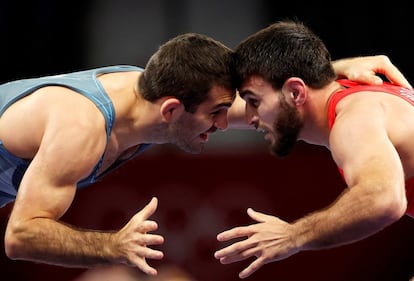 El ruso Gadzhimurad Rashidov (derecha) y el polaco Magomedmurad Gadzhiev luchan en los cuartos de final de estilo libre masculino de 65 kg durante las pruebas de lucha en el centro de convenciones Makhari Messe en Chiba.