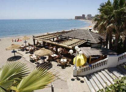 Chiringuito en una playa de Benalmádena (Málaga) ayer.