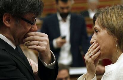 Carles Puigdemont conversa amb Carme Forcadell.