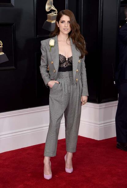 Traje de Balmain para la actriz Anna Kendrick.