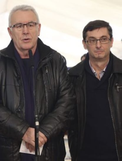 El coordinador federal de IU, Cayo Lara, y el portavoz del grupo Izquierda Plural, José Luis Centella.