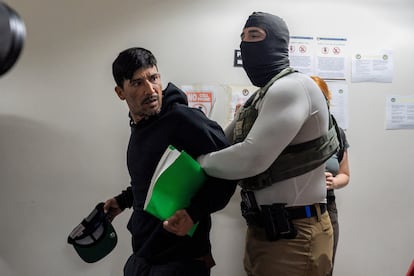 Un migrante es detenido por agentes federales de inmigración en un tribunal de Manhattan, en Nueva York, el 3 de julio.