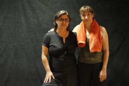 Chusa Martín y Blanca Portillo (con toalla), ayer en el descanso de un ensayo de <i>Antígona</i>.