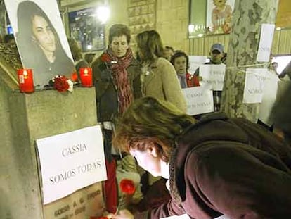 Una mujer coloca una flor bajo la foto de Rita Cassia Santos Alves, ayer en Soria.