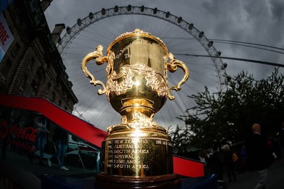 La Copa de campeón del mundial en las calles de Londres