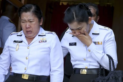 Dos mujeres tailandesas lloran de emoción tras participar en una ceremonia de baño ritual delante de un retrato del rey Bhumibol Adulyadej en el pabellón Sahathai Samakom dentro del Gran Palacio, en Bangkok (Tailandia).