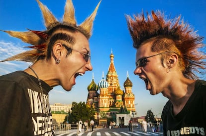 En el entorno de esta extensa e histórica plaza se sitúan los lugares emblemáticos de la capital rusa. El Kremlin, la sede del Gobierno, que alberga además cuatro catedrales centenarias. La Catedral de San Basilio, que no es una de esas cuatro sino que está fuera del recinto del Kremlin, con sus cúpulas encebolladas de colorines y su ladrillo rojo, única en su especie. El mausoleo de Lenin, el líder de la Revolución de Octubre, donde se expone su cuerpo embalsamado y retocado cada cierto tiempo. El Museo Estatal de Historia, que se une a la Puerta y Capilla Ibérica que da acceso a la plaza, una joya del romanticismo arquitectónico. Y frente al Kremlin, GUM, unas galerías comerciales enormes y lujosísimas, concebidas como un palacio, que nos recuerdan que estamos junto al barrio comercial moscovita. Por último, a pocos metros de la Plaza Roja está el Bolshoi, templo del ballet ruso y una de las casas de grandes compositores como Chaikovski, Rimski-Korsakov o Shostakovich.