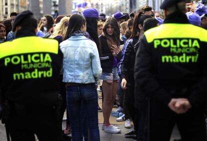 Una treintena de seguidoras han acampado en la inmediaciones del Palacio de Deportes para poder coger el mejor sitio en el concierto de Justin Bieber.