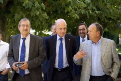 El director ejecutivo de Renault España Antonio Alastuey, junto al presidente de la Asociación de Industriales Metalúrgicos de Galicia (ASIME), Julio Gómez (d), y el vicepresidente Javier Rodríguez (i), a su llegada a las instalaciones de ASIME de Vigo.