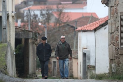 Dos hombres pasean por São Martinho de Angueira, un pueblo portugués de unos 220 habitantes y que depende de Miranda do Douro, uno de los municipios que más población ha perdido en el país luso en los últimos años. Aquí muchos son pensionistas.