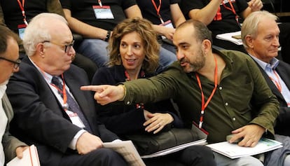 La consejera de Empresa, Carme Chacón, con el secretario general de CCOO en Cataluña, Javier Pacheco.