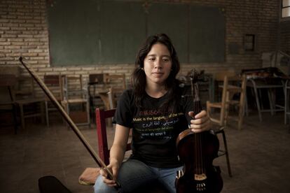 Ada Ríos, violinista de 15 años de la orquesta de Cateuraposa en un aula de la escuela de música en la barriada de Asunción (Paraguay) el 29 de diciembre de 2013. 
