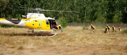 Los bomberos forestales de una brigada helitransportada ubicada al sur de Extremadura se marchan de Corias de Vega, donde estaba ubicado el centro de operaciones para luchar contra el fuego de Las Hurdes. El pasado 13 de julio se declar un incendio ms cerca de su zona de influencia y tuvieron que cambiar de ubicacin.