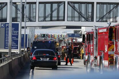 Veh&iacute;culos de emergencia en el exterior del aeropuerto. 