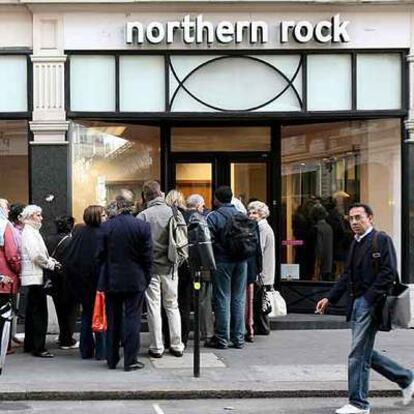 Clientes de Northern Rock hacen cola para retirar sus depósitos.