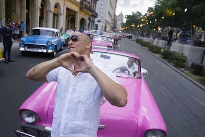 El actor Vin Diesel, que filma en La Habana una nueva entrega de la saga "Rápido y Furioso", fue uno de los asistentes al desfile.