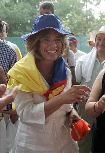 Ana Botella, cubierta con un sombrero y un pañuelo ecuatorianos, en la Casa de Campo.