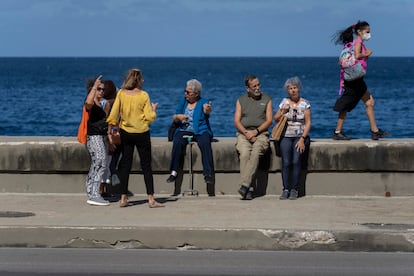 Cubanos el malecón de La Habana, el 4 de febrero.