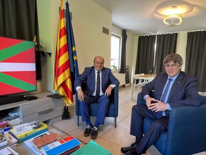 El presidente del Comité Ejecutivo del PNV, Andoni Ortuzar, y Carles Puigdemont, durante una reunión, el viernes en Waterloo.