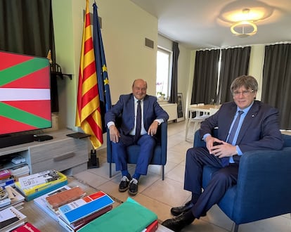 El presidente del Comité Ejecutivo del PNV, Andoni Ortuzar, y Carles Puigdemont, durante una reunión, el viernes en Waterloo.