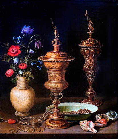 'Naturaleza muerta con jarrón de flores, copas y conchas' (1612), CLARA PEETERS (1594-1657). En el siglo XVII, los bodegones se consideraban un género adecuado para las mujeres, ya que no suponían una amenaza para los artistas masculinos, más interesados en temas “importantes” como la mitología o la religión. La pintora flamenca Clara Peeters, que fue la primera mujer a la que el Prado dedicó una exposición individual, llegó a dominar el bodegón con un estilo muy distintivo. Pintaba objetos como copas, jarrones y platos; y alimentos como frutas, verduras o pescado, de aspecto delicioso. Pero, si se mira más de cerca, muchos de los objetos revelan pequeños reflejos en los que la pintora realizaba pequeños autorretratos. En este cuadro el ojo del espectador se conduce hasta la copa de la derecha en la que Peeters dejó una extraordinaria colección de imágenes reflejadas en las que se representa a sí misma. 