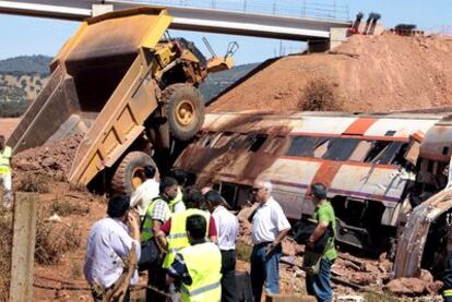 Estado en que quedaron el camión y el tren tras colisionar ayer en un paso a nivel en Carmonita.
