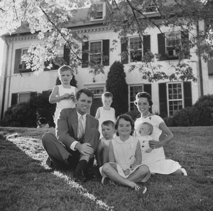 Robert Kennedy posa para uma fotografia junto com sua esposa Ethel e seus filhos em Hickory Hill, em 1 de abril de 1957.