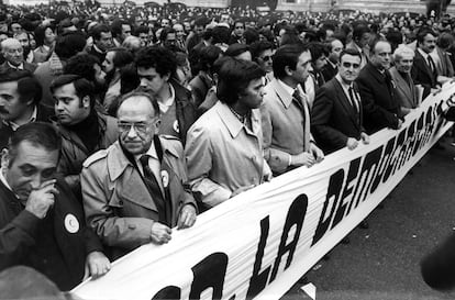 Manifestación tras el golpe fallido del 23-F con el lema "Por la libertad, la democracia y la Constitución". Desde la izquierda, Nicolás Redondo, Santiago Carrillo, Felipe González, Rafael Calvo Ortega, Agustín Rodríguez Sahagún, Manuel Fraga, y Marcelino Camacho.