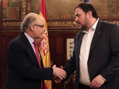 Crist&oacute;bal Montoro saluda a Oriol Junqueras.