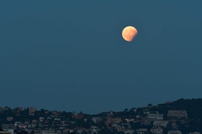 O eclipse lunar parcial, em Nice (França).