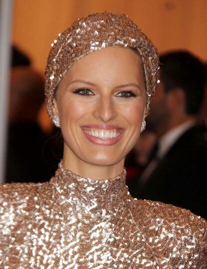 Otra celebrity que se apunta a la la versión noche es Karolina Kurkova con este turbante de pailletes dorados que también lució en la Gala MET pero del pasado año.