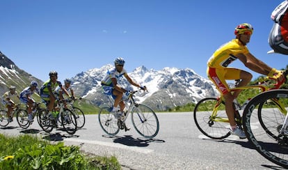 El maillot amarillo, Alejandro Valverde (d), y Alberto Contador (inmediatamente detrás), durante la ascensión de La Madeleine, de la 7ª etapa de la Dauphine Libere, en 2009.
