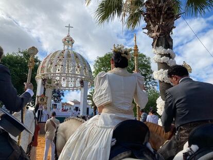 La Hermandad Matriz de Almonte (Huelva) celebra la Misa de Romeros antes de iniciar el camino a aldea almonteña de El Rocío (Huelva).