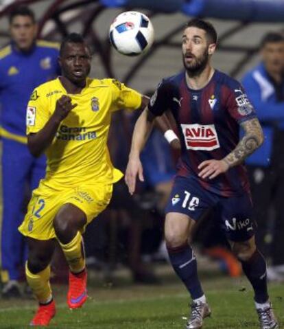 Wakaso y Lillo pelean por el balón.