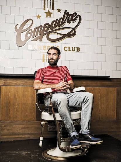 Jon se siente como en casa en el sillón del barbero, con jersey de Sandro y jeans de Levi's. Las zapatillas son de Camper. Agradecimientos a Compadre Barber's Club (Infantas 10, Madrid).