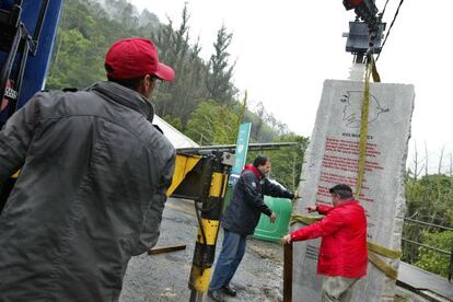 Levantamiento de un monolito en recuerdo de los represaliados en la fosa de Vilarraso (Arango).