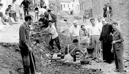 Veïns de Roquetes participen en la construcció del clavegueram.