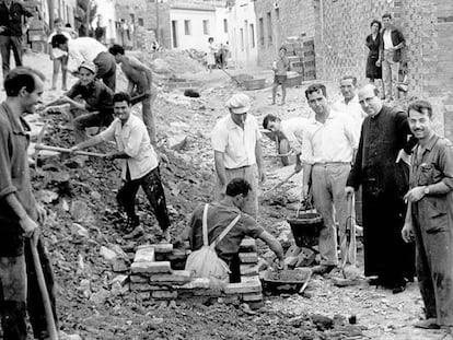 Veïns de Roquetes participen en la construcció del clavegueram.