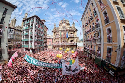 Comienzo de los sanfermines tras el chupinazo desde la plaza del ayuntamiento de Pamplona.