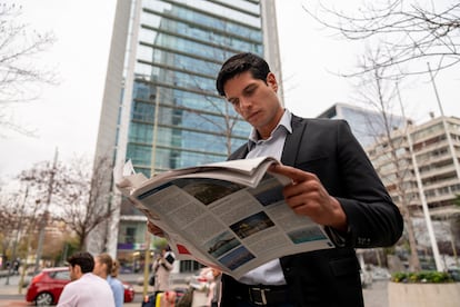Un hombre se informa en Chile.