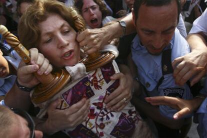 Anat Hoffman (aferrada a la Torá) fue detenida la semana pasada en el Muro de las Lamentaciones de Jerusalén.